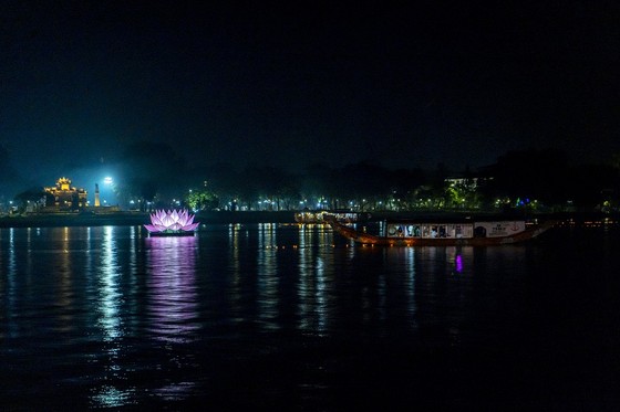 Sông Hương lung linh nhiệm màu cung đón 7 bước đi thanh tịnh của Đức Phật ảnh 4 Sông Hương lung linh nhiệm màu cung đón 7 bước đi thanh tịnh của Đức Phật ảnh 3