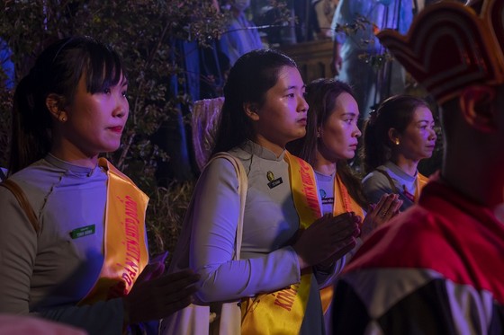 Sông Hương lung linh nhiệm màu cung đón 7 bước đi thanh tịnh của Đức Phật ảnh 16 Sông Hương lung linh nhiệm màu cung đón 7 bước đi thanh tịnh của Đức Phật ảnh 15