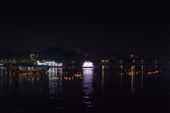 Sông Hương lung linh nhiệm màu cung đón 7 bước đi thanh tịnh của Đức Phật ảnh 5 Sông Hương lung linh nhiệm màu cung đón 7 bước đi thanh tịnh của Đức Phật ảnh 4