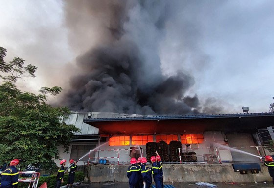 Cháy lớn tại doanh nghiệp dệt may có số lượng công nhân lớn nhất Thừa Thiên-Huế ảnh 4 Cháy lớn tại doanh nghiệp dệt may có số lượng công nhân lớn nhất Thừa Thiên – Huế ảnh 4