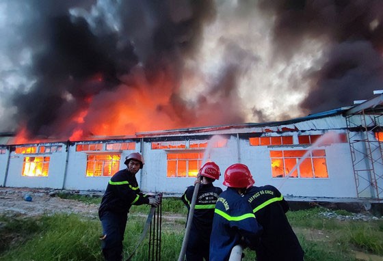 Cháy lớn tại doanh nghiệp dệt may có số lượng công nhân lớn nhất Thừa Thiên-Huế ảnh 6 Cháy lớn tại doanh nghiệp dệt may có số lượng công nhân lớn nhất Thừa Thiên – Huế ảnh 6