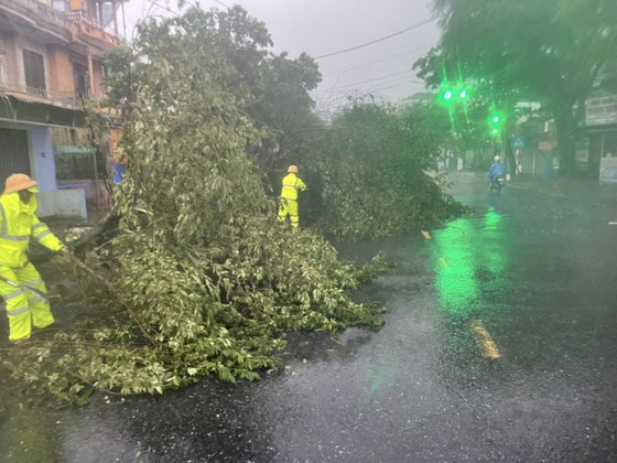 Phó Thủ tướng Lê Văn Thành động viên và tặng quà người dân đang trú ẩn tại Trường THCS Thuận An ảnh 21
