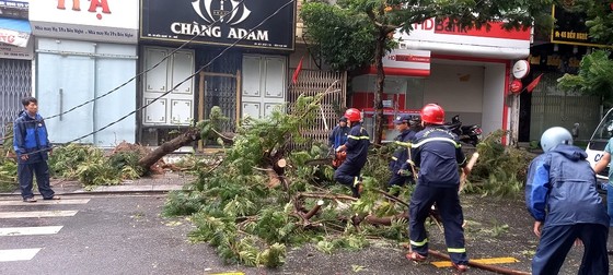 Phó Thủ tướng Lê Văn Thành động viên và tặng quà người dân đang trú ẩn tại Trường THCS Thuận An ảnh 17