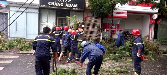 Phó Thủ tướng Lê Văn Thành động viên và tặng quà người dân đang trú ẩn tại Trường THCS Thuận An ảnh 18