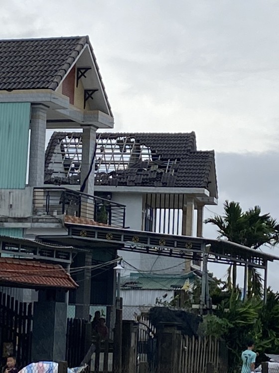 Phó Thủ tướng Lê Văn Thành động viên và tặng quà người dân đang trú ẩn tại Trường THCS Thuận An ảnh 6