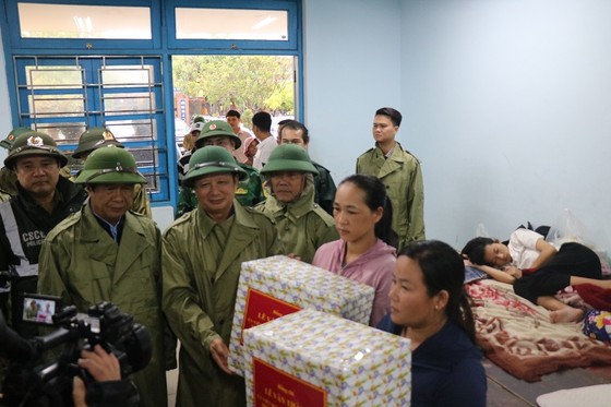 Phó Thủ tướng Lê Văn Thành động viên và tặng quà người dân đang trú ẩn tại Trường THCS Thuận An ảnh 2