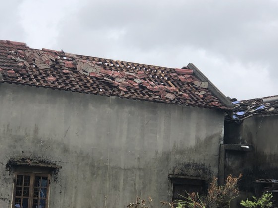 Phó Thủ tướng Lê Văn Thành động viên và tặng quà người dân đang trú ẩn tại Trường THCS Thuận An ảnh 4