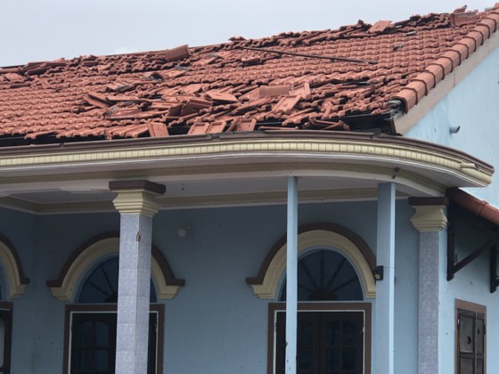 Phó Thủ tướng Lê Văn Thành động viên và tặng quà người dân đang trú ẩn tại Trường THCS Thuận An ảnh 5