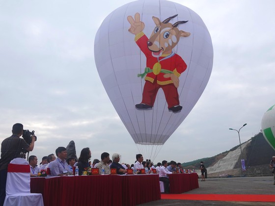 Hà Tĩnh: Trình diễn bay khinh khí cầu chào mừng SEA Games 31 ảnh 2 Hà Tĩnh: Trình diễn bay khinh khí cầu chào mừng SEA Games 31 ảnh 2