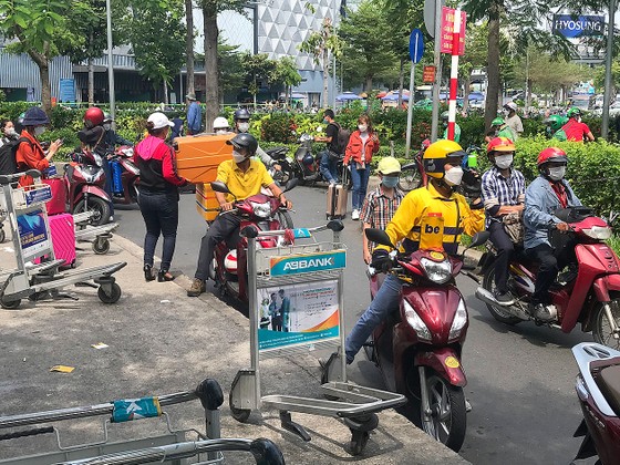 Khổ sở... đón xe ở sân bay ảnh 1