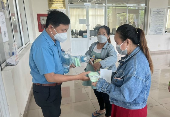 Người lao động chật vật trong cơn 'bão giá' ảnh 1