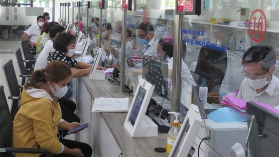 TPHCM sáng tạo bứt tốc phát triển: Nhập cuộc giải quyết thủ tục hành chính trong ngày ảnh 2 TPHCM sáng tạo bứt tốc phát triển: Nhập cuộc giải quyết thủ tục hành chính trong ngày ảnh 1