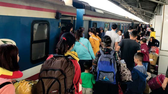 “Cháy” vé tàu, xe ngày giáp tết ảnh 2 'Cháy' vé tàu, xe ngày giáp tết ảnh 1