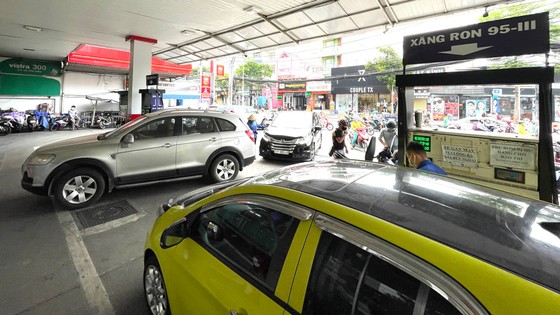 TPHCM: Người dân chen chúc đổ xăng, nhiều nơi thông báo hết xăng ảnh 2 TPHCM: Người dân chen chúc đổ xăng, nhiều nơi thông báo hết xăng ảnh 1