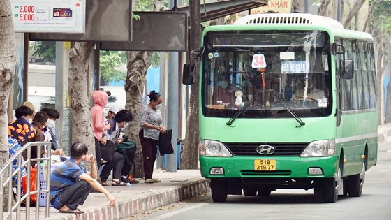 Xe buýt chật vật tìm cách tồn tại ảnh 2 Xe buýt chật vật tìm cách tồn tại ảnh 1