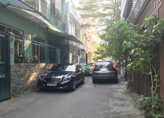 Xe ô tô lấn chiếm hẻm ảnh 1 Xe ô tô lấn chiếm hẻm ảnh 1