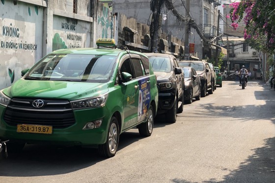 Xe ô tô lấn chiếm hẻm ảnh 2 Xe ô tô lấn chiếm hẻm ảnh 2