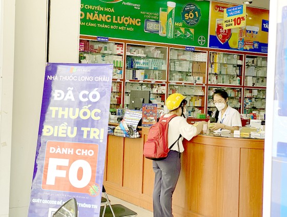 Ngày đầu bán thuốc điều trị Covid-19: Không mua được vì vướng quy định ảnh 1 Ngày đầu bán thuốc điều trị Covid-19: Không mua được vì vướng quy định ảnh 1