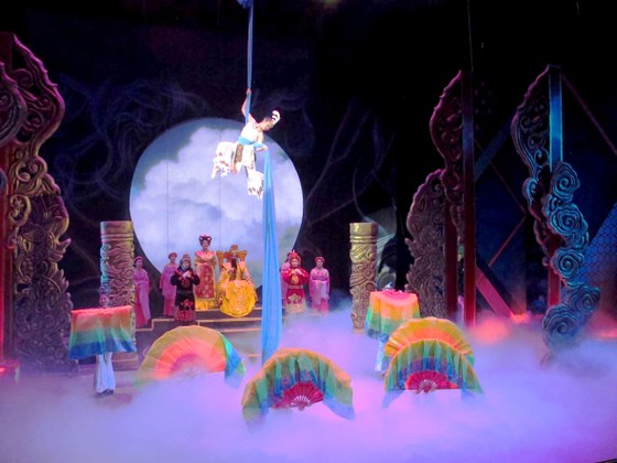 Covid-19 lại 'đấm bồi' các sân khấu phía Bắc ảnh 1