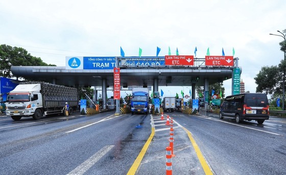 Thu phí không dừng trên đường cao tốc từ 1-8: Người dân còn chần chừ ảnh 1