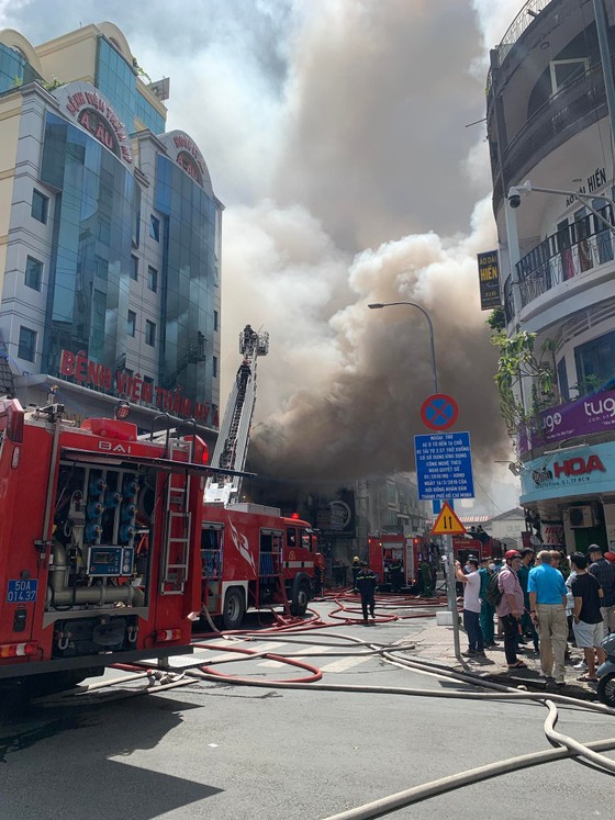 Cháy lớn ở quán bar sau lưng chợ Bến Thành ảnh 2 Đang cháy lớn ở quán bar sau lưng chợ Bến Thành ảnh 2
