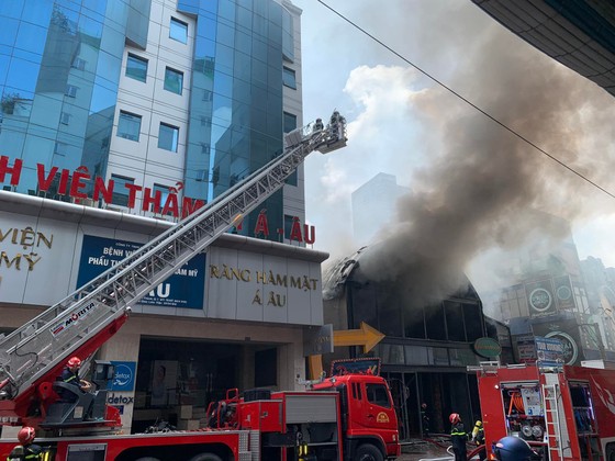 Cháy lớn ở quán bar sau lưng chợ Bến Thành ảnh 8 Đang cháy lớn ở quán bar sau lưng chợ Bến Thành ảnh 8