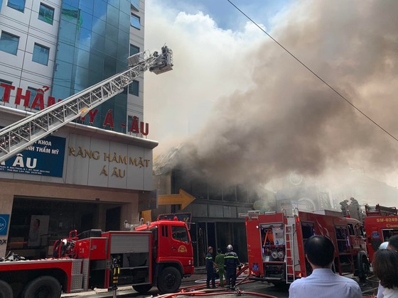 Cháy lớn ở quán bar sau lưng chợ Bến Thành ảnh 9 Đang cháy lớn ở quán bar sau lưng chợ Bến Thành ảnh 9