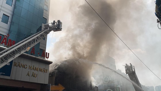 Cháy lớn ở quán bar sau lưng chợ Bến Thành ảnh 7 Đang cháy lớn ở quán bar sau lưng chợ Bến Thành ảnh 7