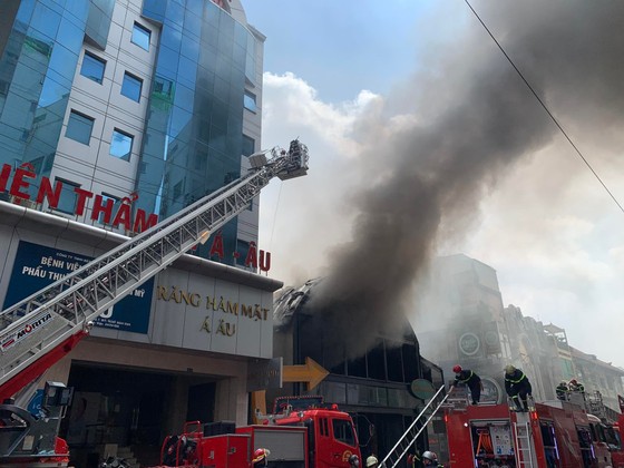 Cháy lớn ở quán bar sau lưng chợ Bến Thành ảnh 6 Đang cháy lớn ở quán bar sau lưng chợ Bến Thành ảnh 6