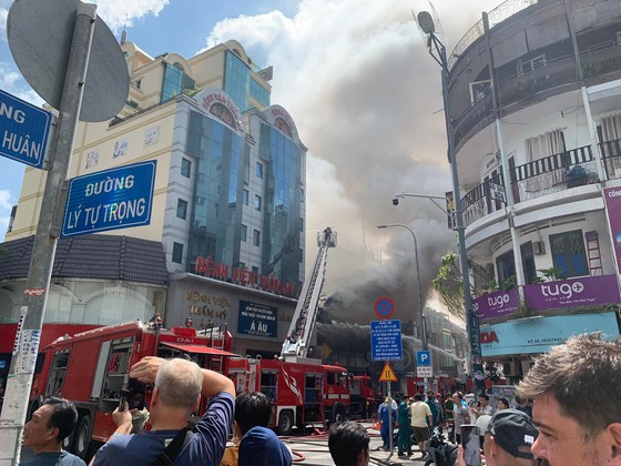 Cháy lớn ở quán bar sau lưng chợ Bến Thành ảnh 1 Đang cháy lớn ở quán bar sau lưng chợ Bến Thành ảnh 1