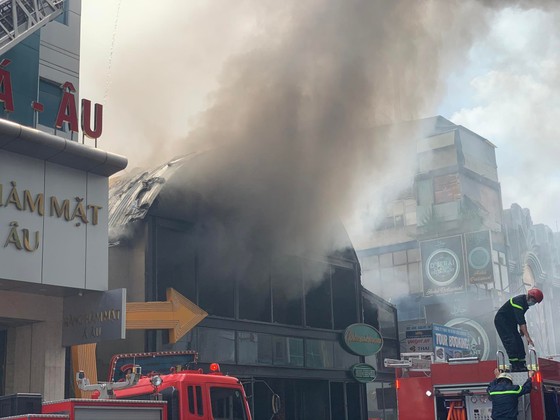 Cháy lớn ở quán bar sau lưng chợ Bến Thành ảnh 5 Đang cháy lớn ở quán bar sau lưng chợ Bến Thành ảnh 5