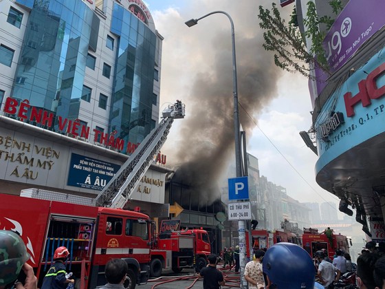 Cháy lớn ở quán bar sau lưng chợ Bến Thành ảnh 4 Đang cháy lớn ở quán bar sau lưng chợ Bến Thành ảnh 4