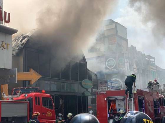 Cháy lớn ở quán bar sau lưng chợ Bến Thành ảnh 3 Đang cháy lớn ở quán bar sau lưng chợ Bến Thành ảnh 3