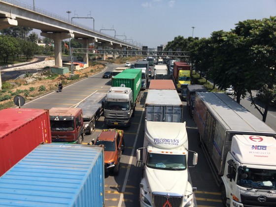 Kẹt xe nghiêm trọng trên tuyến xa lộ Hà Nội ảnh 4