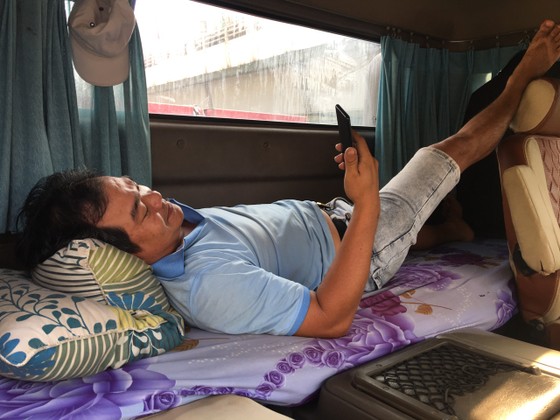 Kẹt xe nghiêm trọng trên tuyến xa lộ Hà Nội ảnh 10 Kẹt xe nghiêm trọng trên tuyến xa lộ Hà Nội ảnh 9