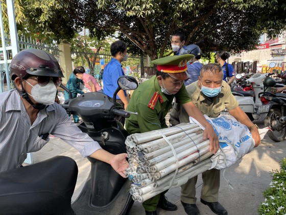 Hàng trăm người dân mang rác tới đổi gạo, dầu ăn, quần áo ở TP Thủ Đức ảnh 6