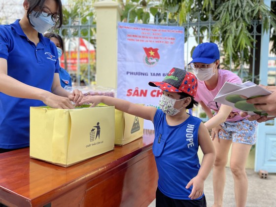 Hàng trăm người dân mang rác tới đổi gạo, dầu ăn, quần áo ở TP Thủ Đức ảnh 5