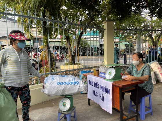 Hàng trăm người dân mang rác tới đổi gạo, dầu ăn, quần áo ở TP Thủ Đức ảnh 10