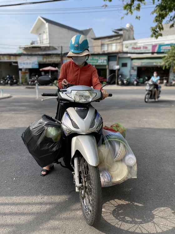 Hàng trăm người dân mang rác tới đổi gạo, dầu ăn, quần áo ở TP Thủ Đức ảnh 2