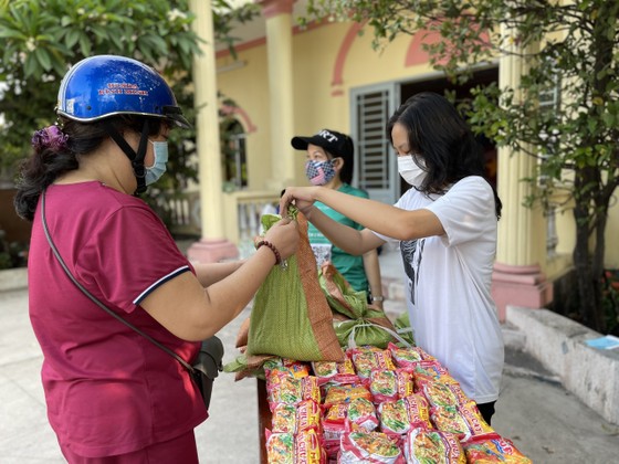 Hàng trăm người dân mang rác tới đổi gạo, dầu ăn, quần áo ở TP Thủ Đức ảnh 16