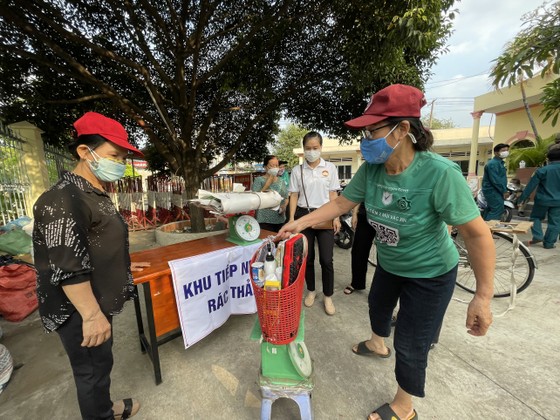 Hàng trăm người dân mang rác tới đổi gạo, dầu ăn, quần áo ở TP Thủ Đức ảnh 9