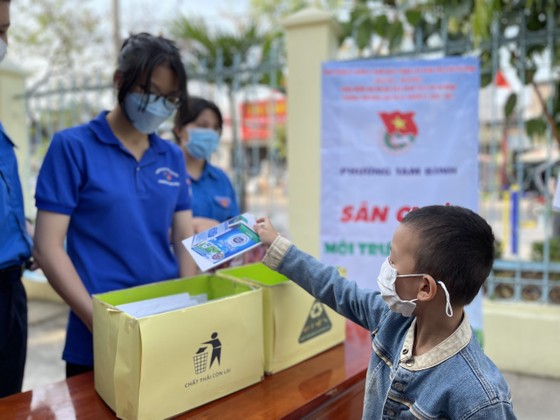 Hàng trăm người dân mang rác tới đổi gạo, dầu ăn, quần áo ở TP Thủ Đức ảnh 3