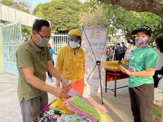 Hàng trăm người dân mang rác tới đổi gạo, dầu ăn, quần áo ở TP Thủ Đức ảnh 19