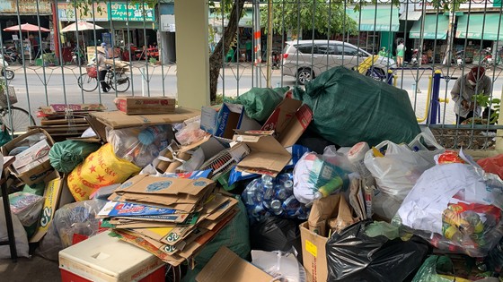 Hàng trăm người dân mang rác tới đổi gạo, dầu ăn, quần áo ở TP Thủ Đức ảnh 11