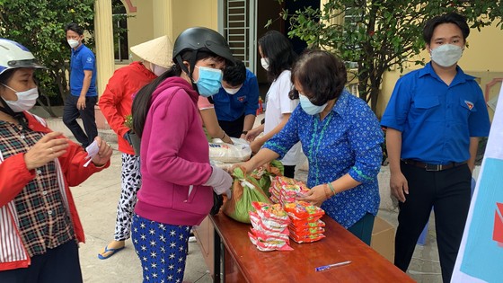 Hàng trăm người dân mang rác tới đổi gạo, dầu ăn, quần áo ở TP Thủ Đức ảnh 15