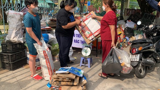 Hàng trăm người dân mang rác tới đổi gạo, dầu ăn, quần áo ở TP Thủ Đức ảnh 7
