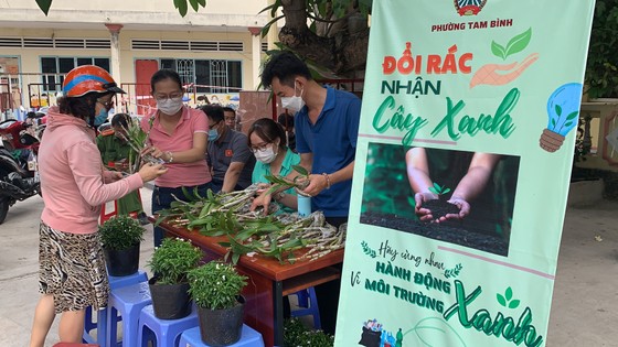 Hàng trăm người dân mang rác tới đổi gạo, dầu ăn, quần áo ở TP Thủ Đức ảnh 21