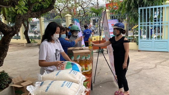 Hàng trăm người dân mang rác tới đổi gạo, dầu ăn, quần áo ở TP Thủ Đức ảnh 13