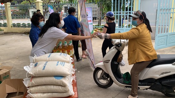 Hàng trăm người dân mang rác tới đổi gạo, dầu ăn, quần áo ở TP Thủ Đức ảnh 12