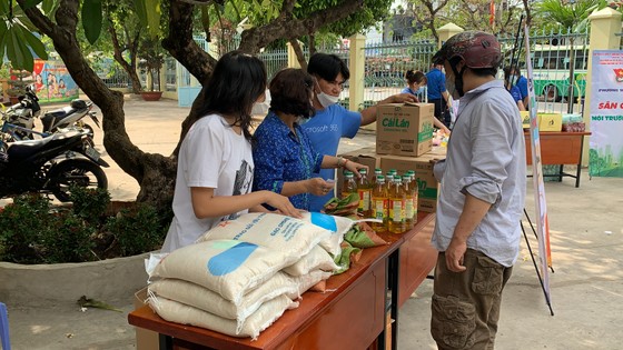 Hàng trăm người dân mang rác tới đổi gạo, dầu ăn, quần áo ở TP Thủ Đức ảnh 14